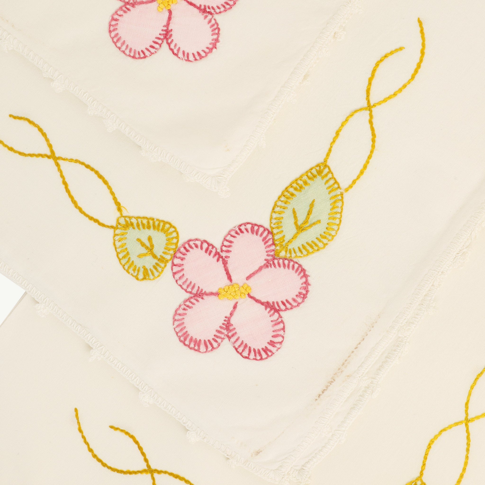 VINTAGE TABLECLOTH AND NAPKINS