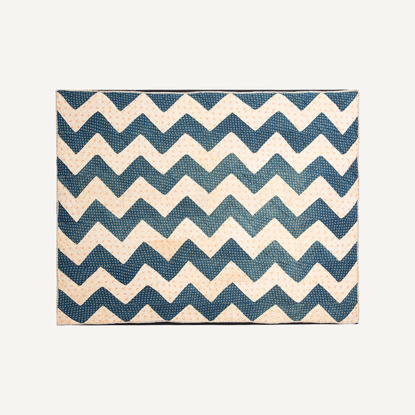 ANTIQUE ZIG ZAG MOUNTED CRIB QUILT