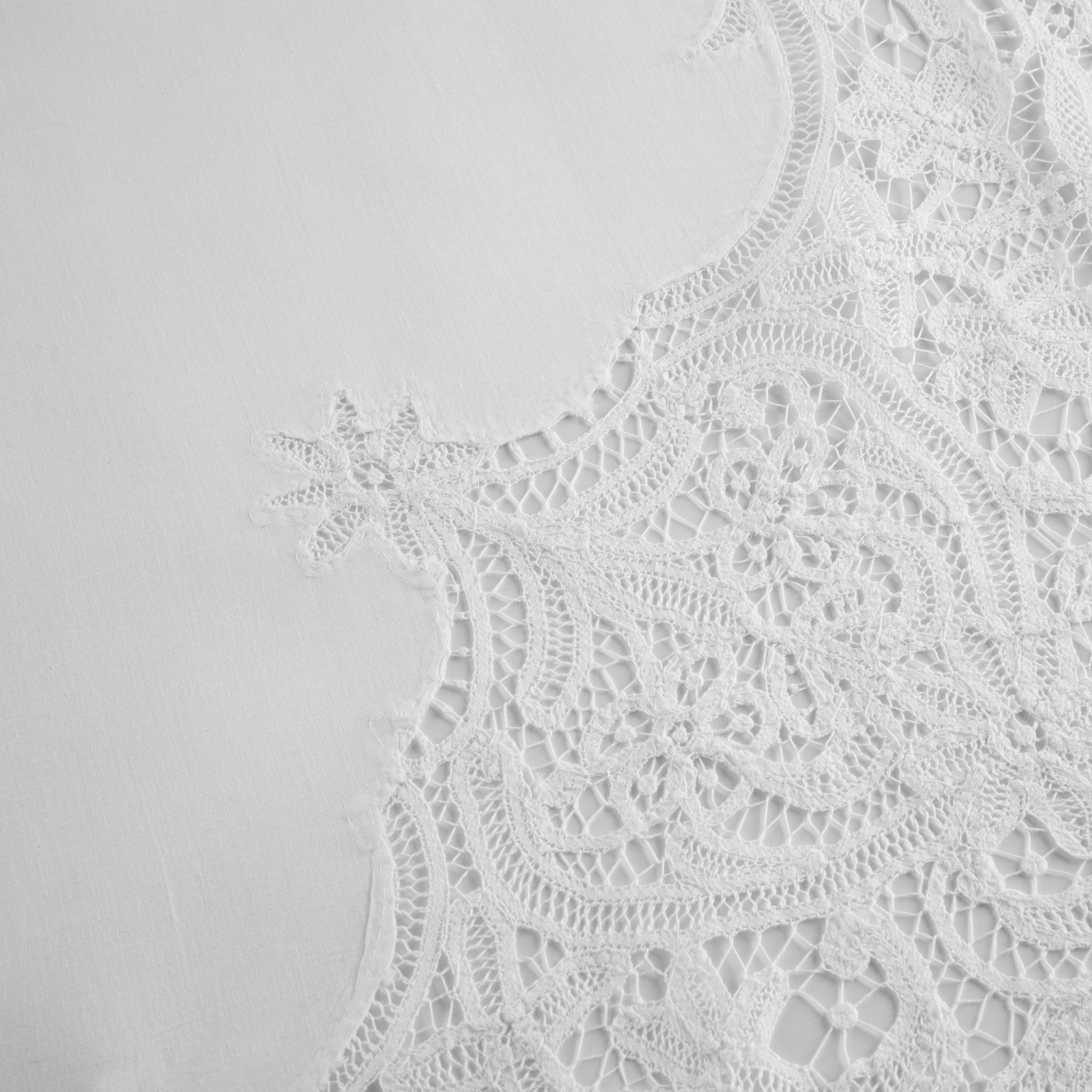 VINTAGE LACE TABLE SCARF