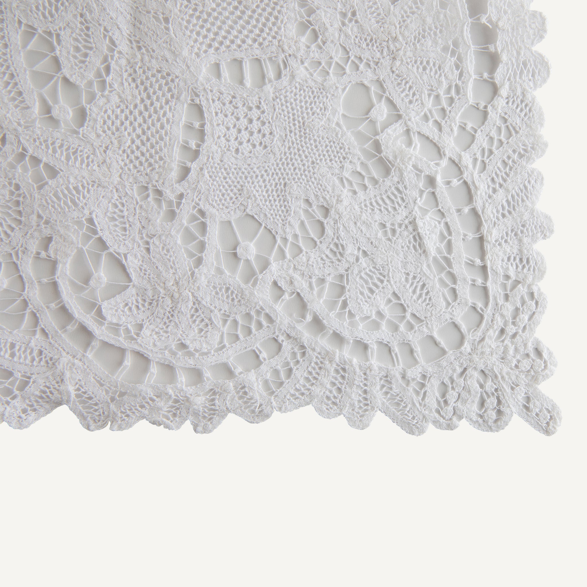 VINTAGE LACE TABLE SCARF